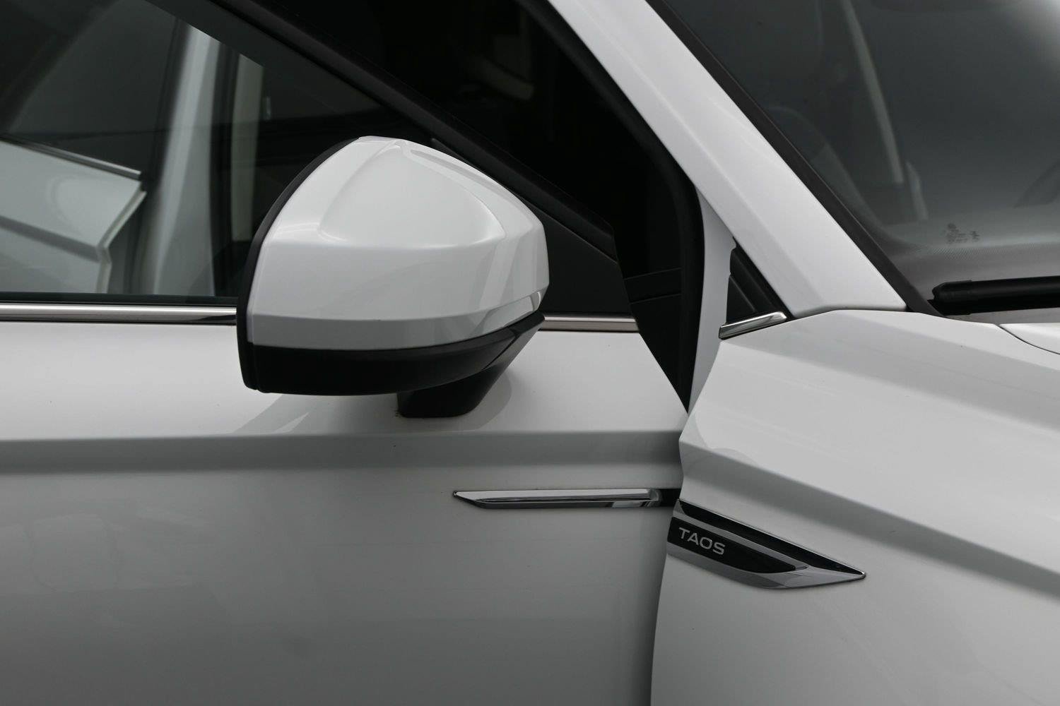 Used 2023 Volkswagen Taos SE w/ Panoramic Sunroof Package FWD image 16