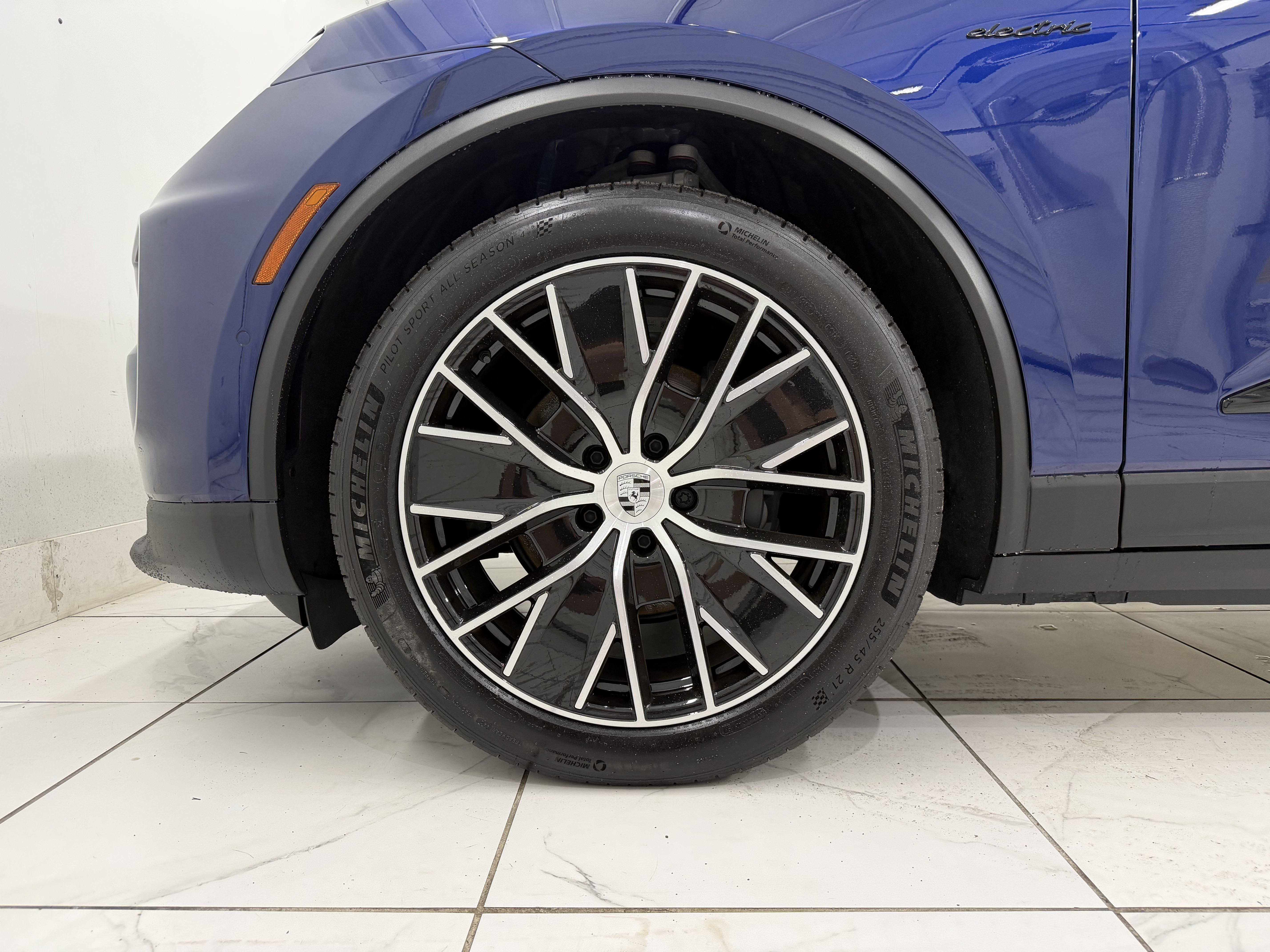 Certified 2025 Porsche Macan 4 Electric AWD/4WD image 16