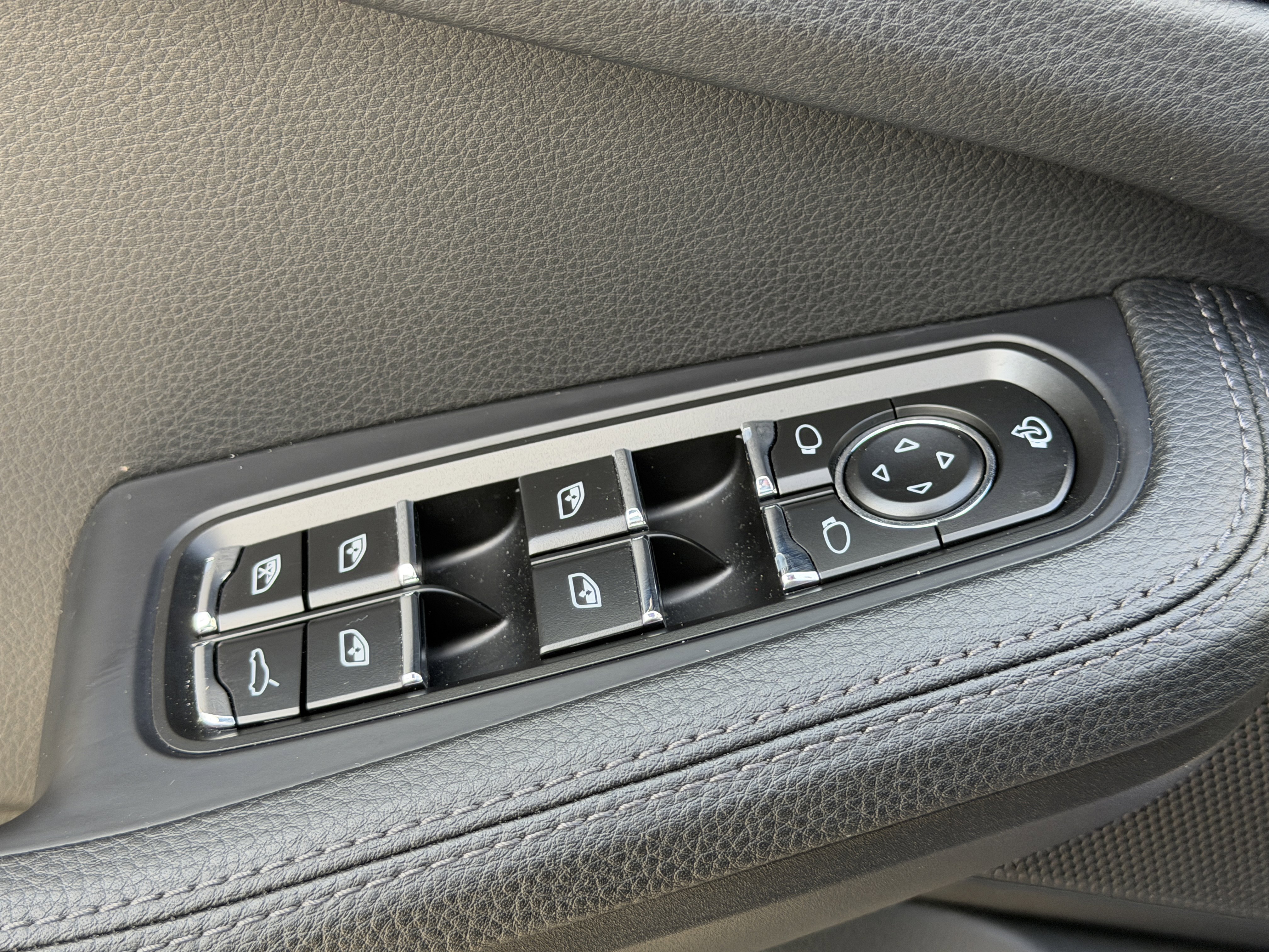 Certified 2025 Porsche Macan image 25