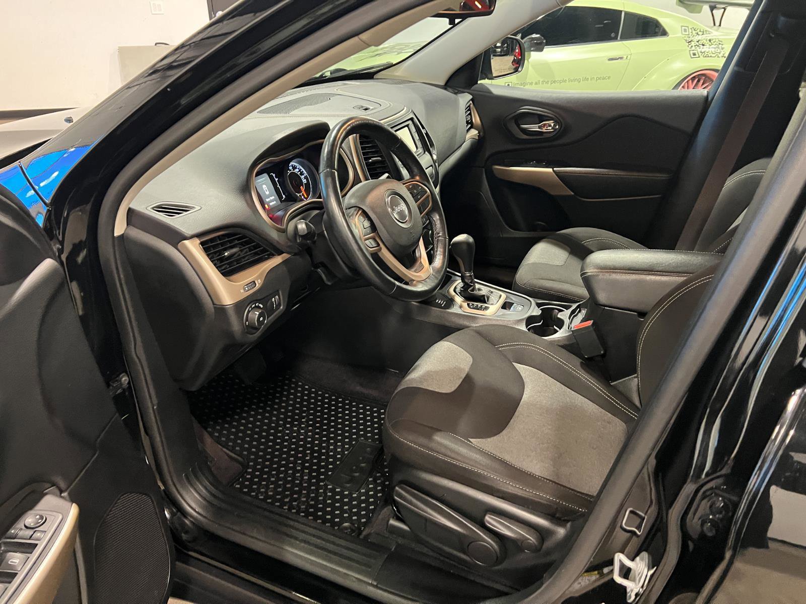 Used 2018 Jeep Cherokee Latitude w/ Cold Weather Group image 10