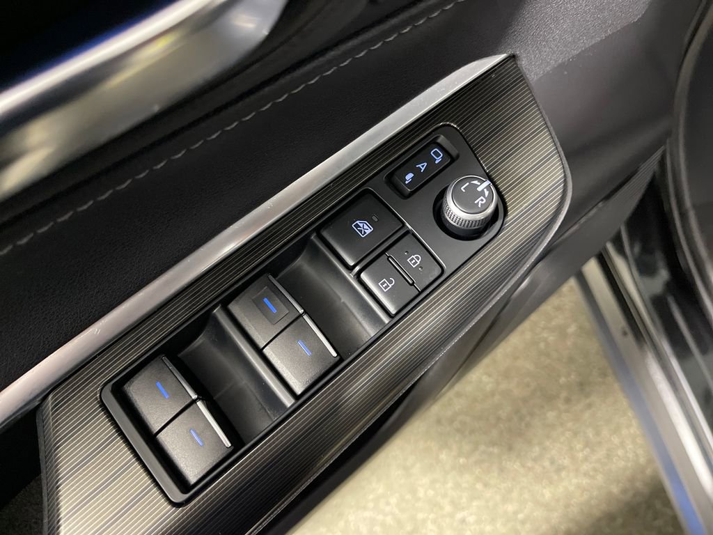 Certified 2022 Toyota Venza Limited AWD/4WD image 16