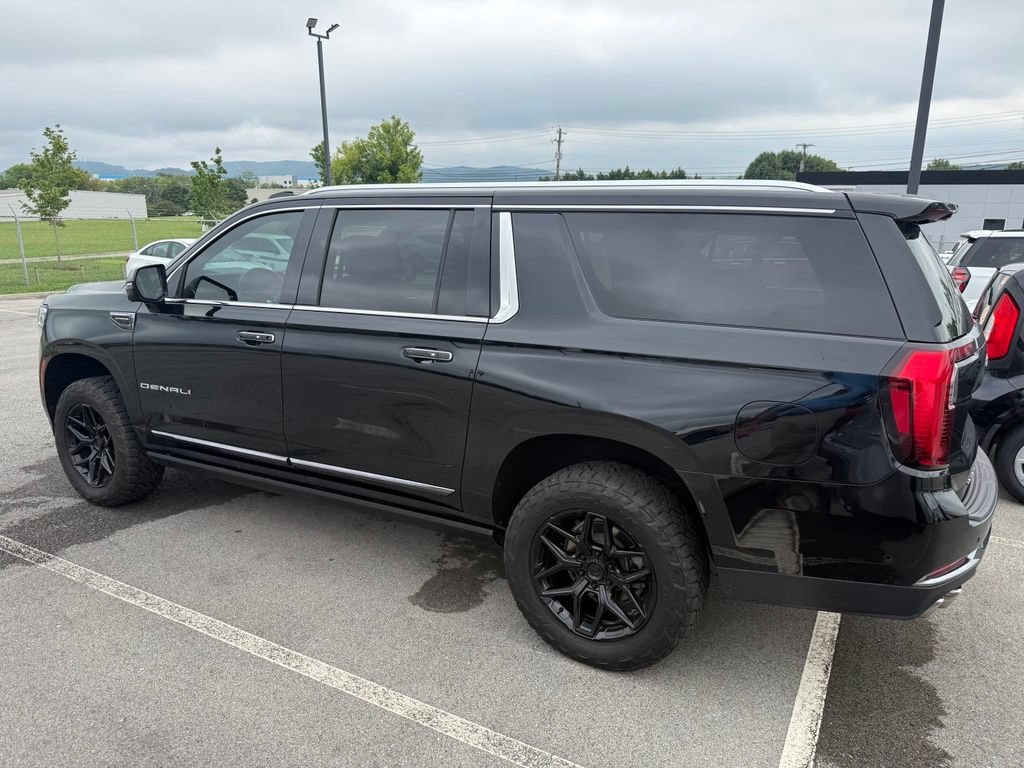 Used 2025 GMC Yukon XL Denali Ultimate AWD/4WD image 3