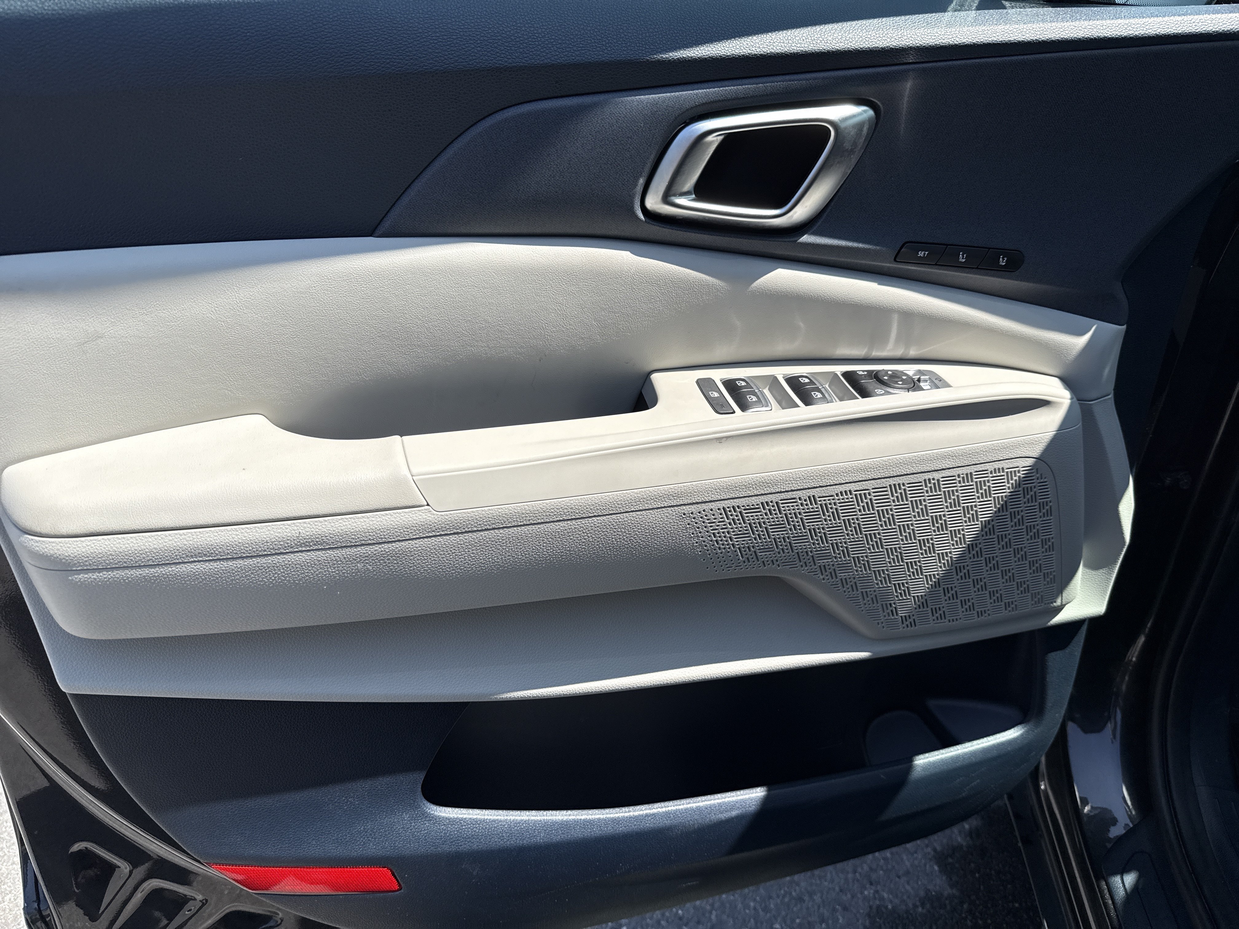 Certified 2025 Kia Carnival SX FWD image 16