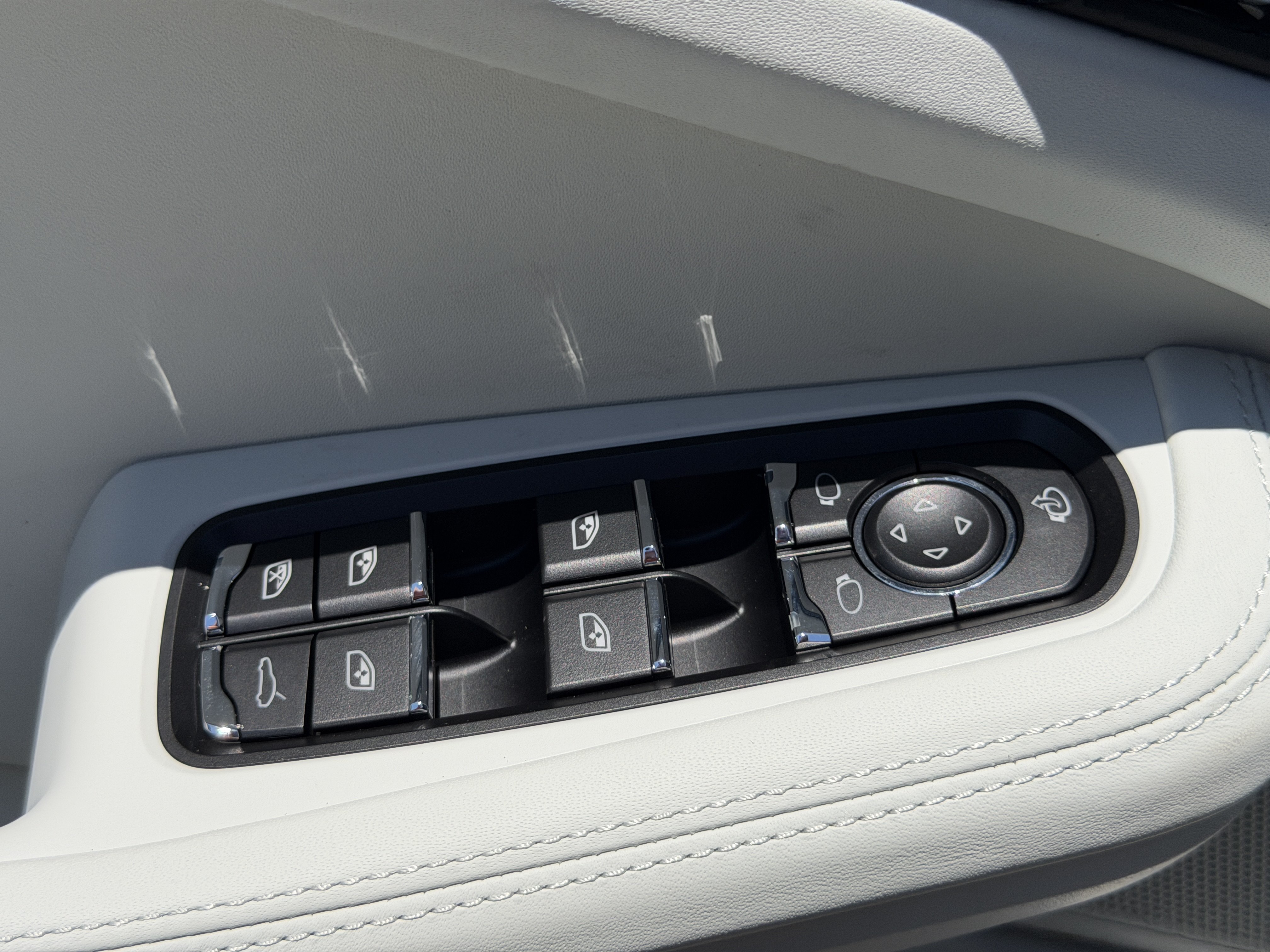New 2026 Porsche Macan Turbo AWD/4WD image 18