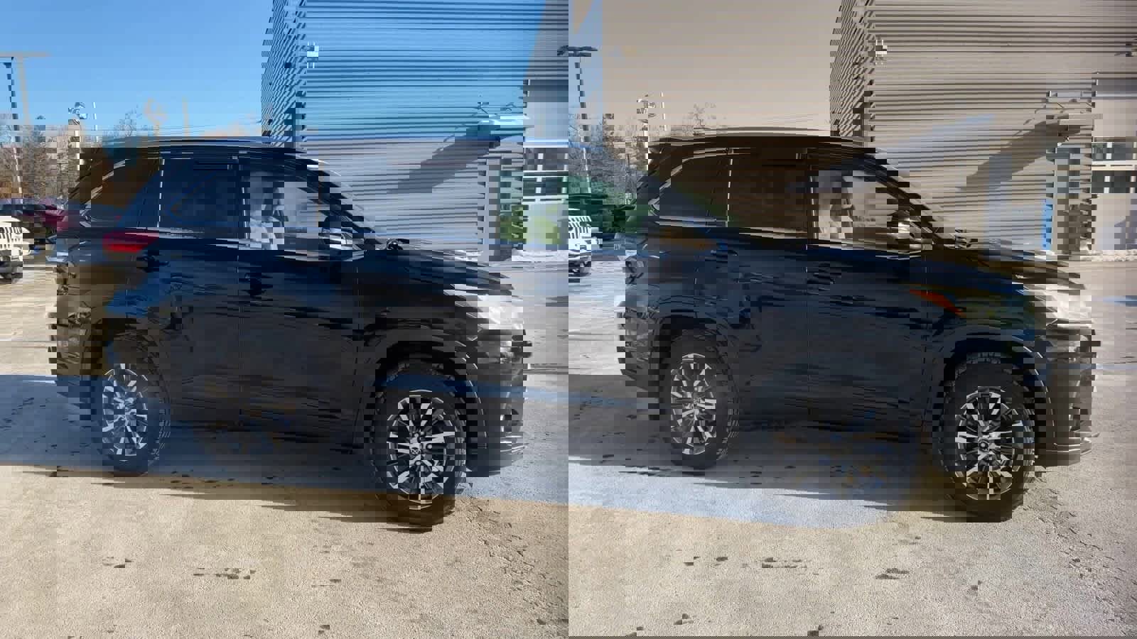 Used 2017 Toyota Highlander XLE image 9