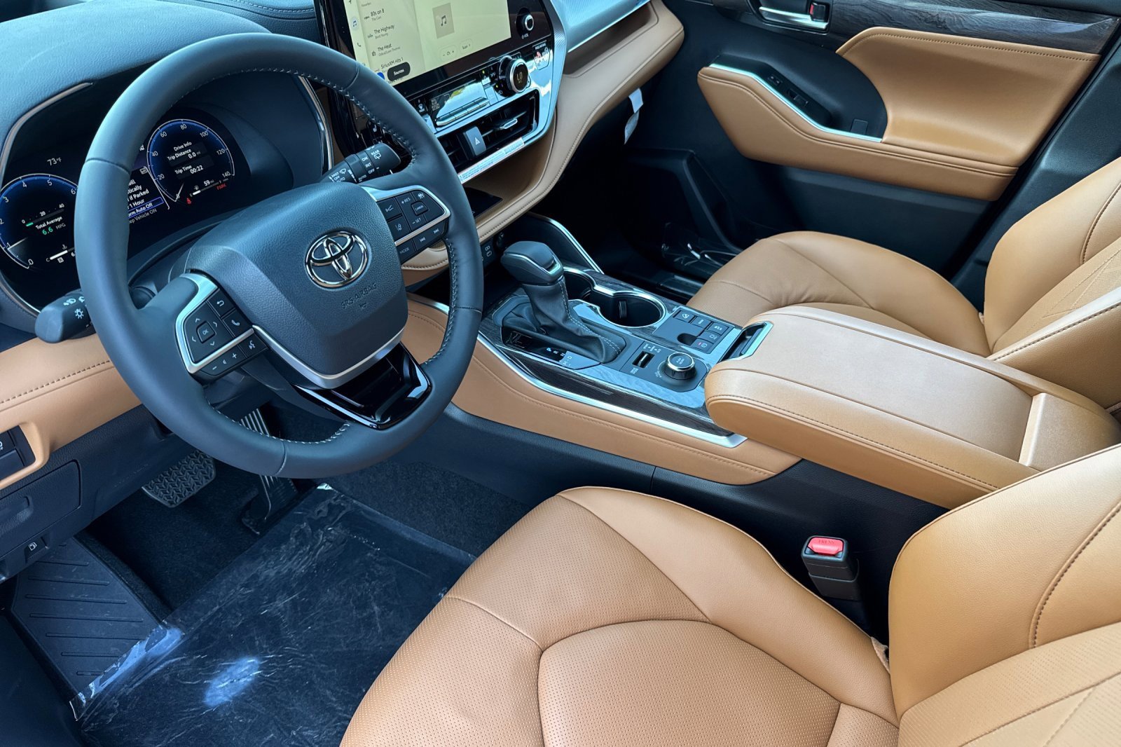 New 2025 Toyota Highlander Platinum image 12