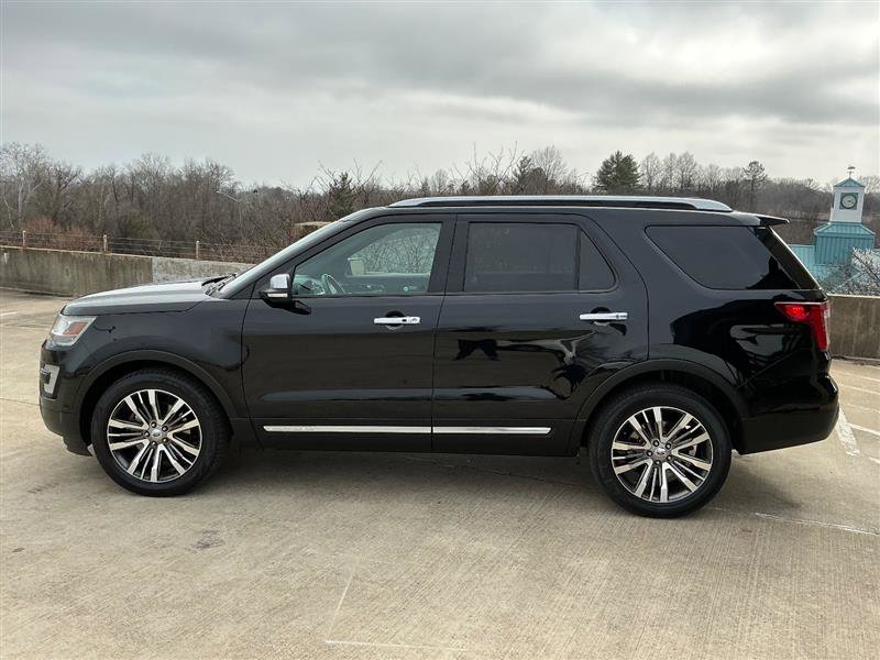 Used 2017 Ford Explorer Platinum image 3