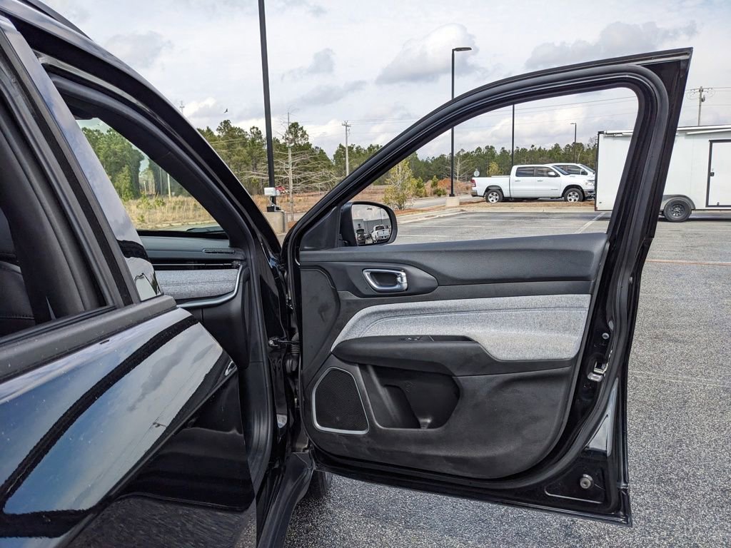 Certified 2025 Jeep Compass Latitude image 58