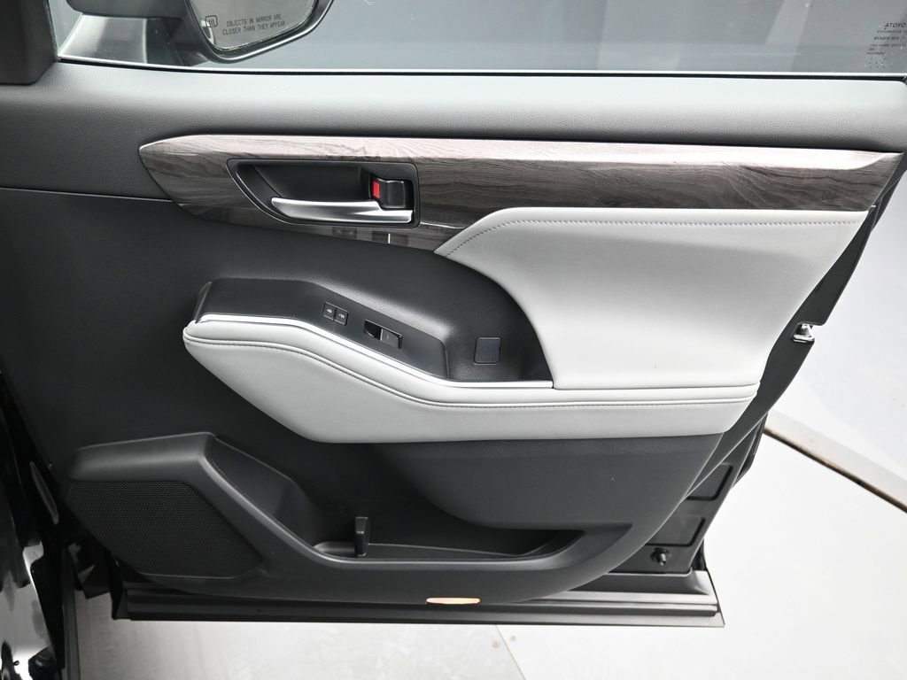 Used 2025 Toyota Highlander Limited image 41