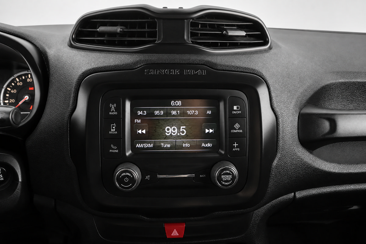 Used 2017 Jeep Renegade Altitude FWD image 32