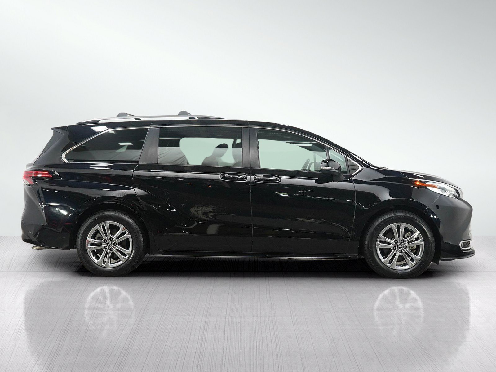 Used 2022 Toyota Sienna Platinum AWD/4WD image 6