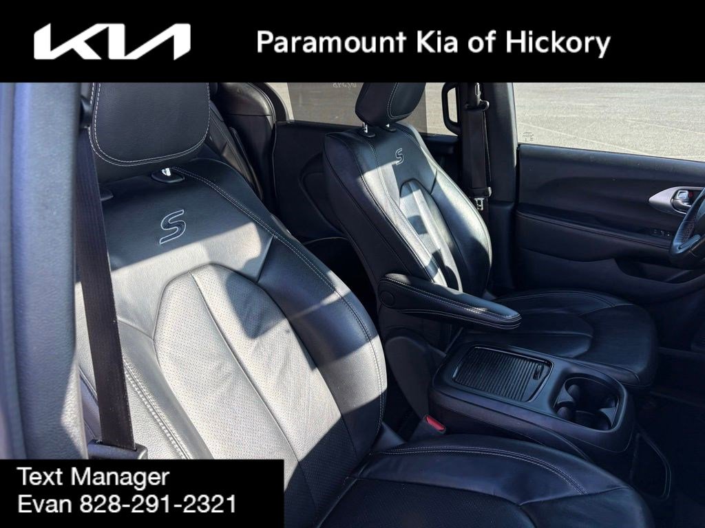 Used 2021 Chrysler Pacifica Touring-L w/ S Appearance Package image 11