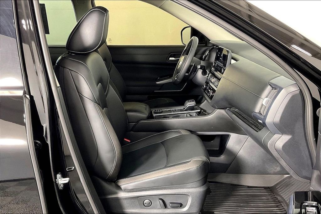 Used 2025 Nissan Pathfinder SL w/ Black Appearance Package image 10