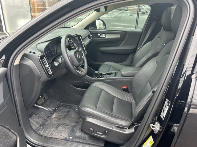Certified 2025 Volvo XC40 B5 Core image 17
