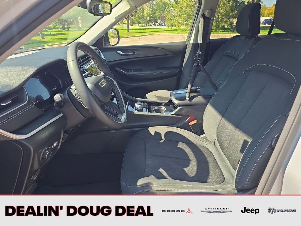 Used 2023 Jeep Grand Cherokee Laredo image 10