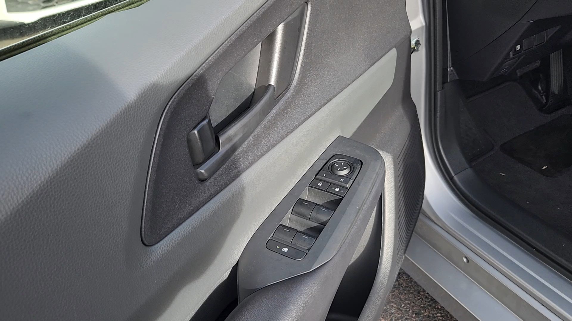 Used 2025 Toyota Prius LE image 7