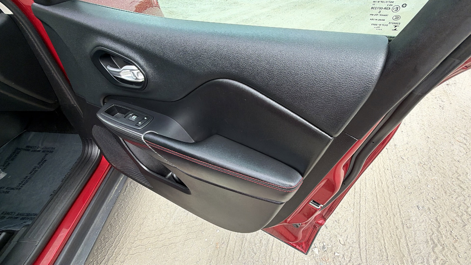 Used 2015 Jeep Cherokee Trailhawk w/ Comfort/Convenience Group image 19