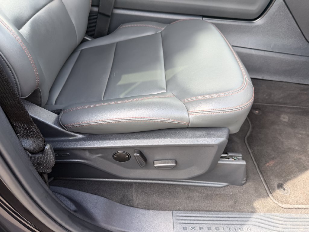 Certified 2025 Ford Expedition Active AWD/4WD image 24