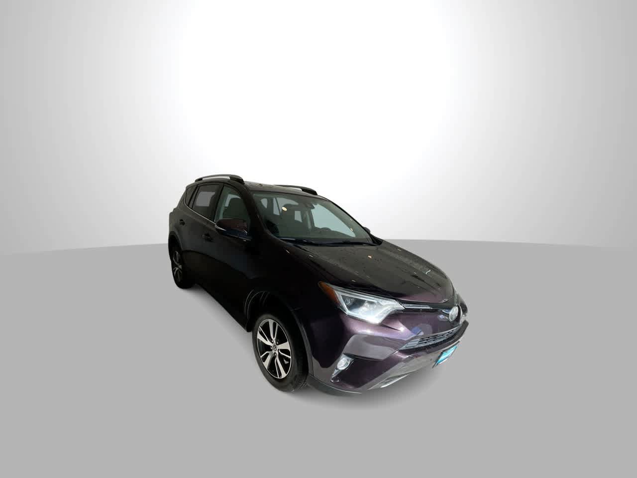 Used 2018 Toyota RAV4 XLE AWD/4WD image 2
