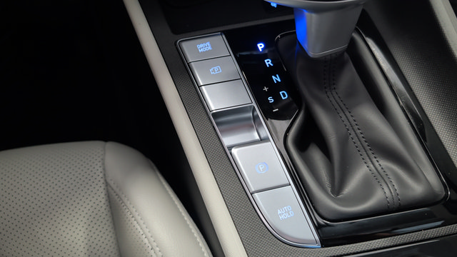 Certified 2025 Hyundai Elantra Limited FWD image 35