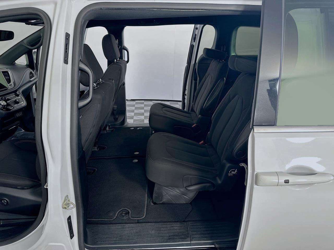 Used 2023 Chrysler Pacifica Touring image 30