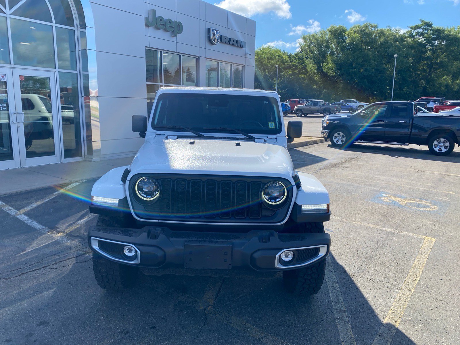 Used 2025 Jeep Gladiator Sport AWD/4WD image 8