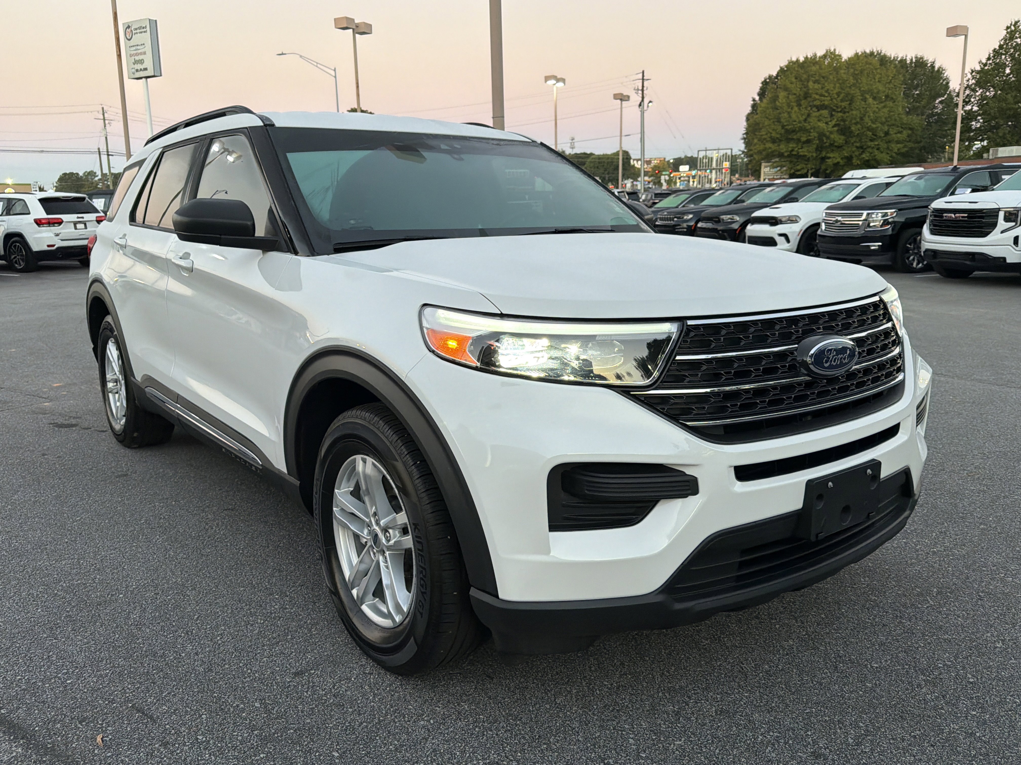 Used 2022 Ford Explorer XLT image 4