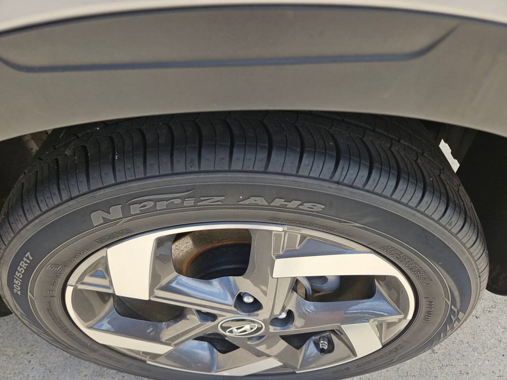 Used 2025 Hyundai Venue SEL FWD image 26