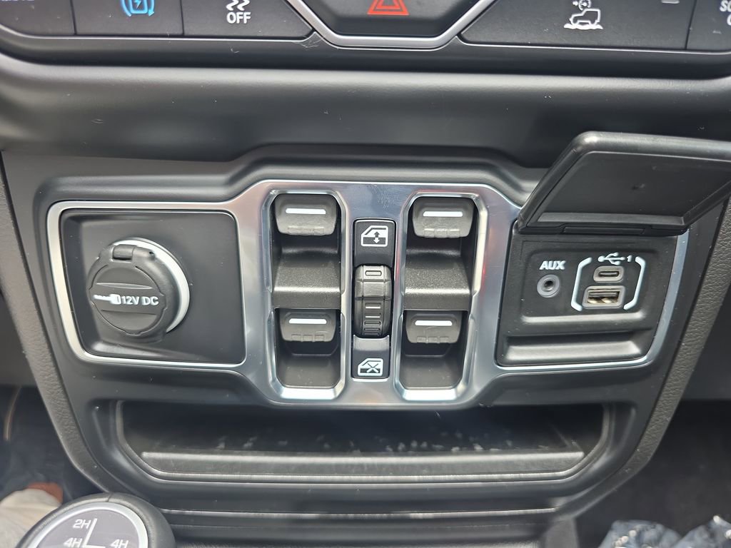 Used 2022 Jeep Wrangler Unlimited Sahara w/ Cold Weather Group AWD/4WD image 35