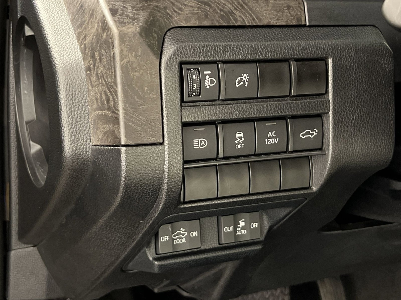 Used 2024 Toyota Tacoma Limited w/ Limited Package (LT) image 27