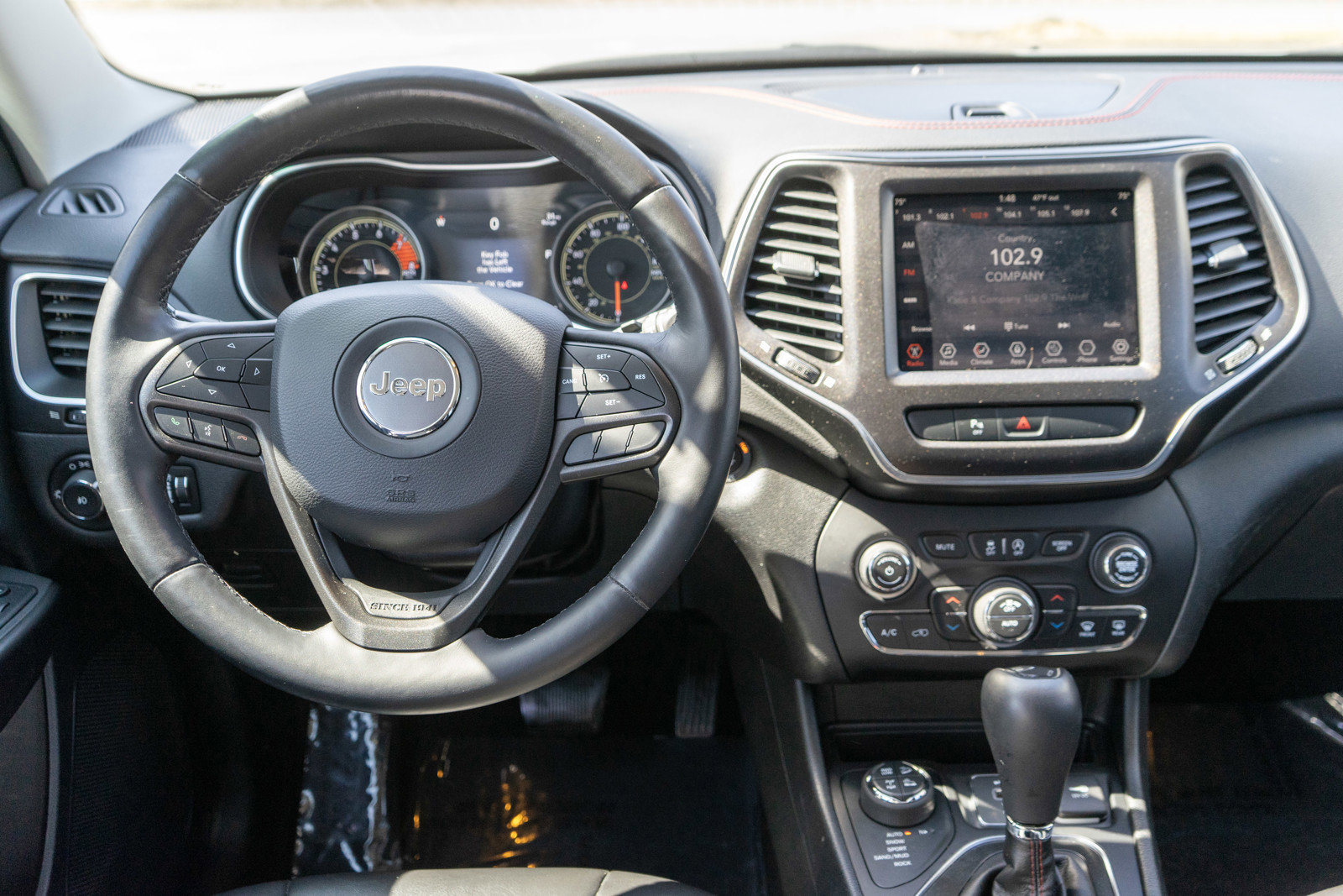Used 2019 Jeep Cherokee Trailhawk w/ Cold Weather Group image 12