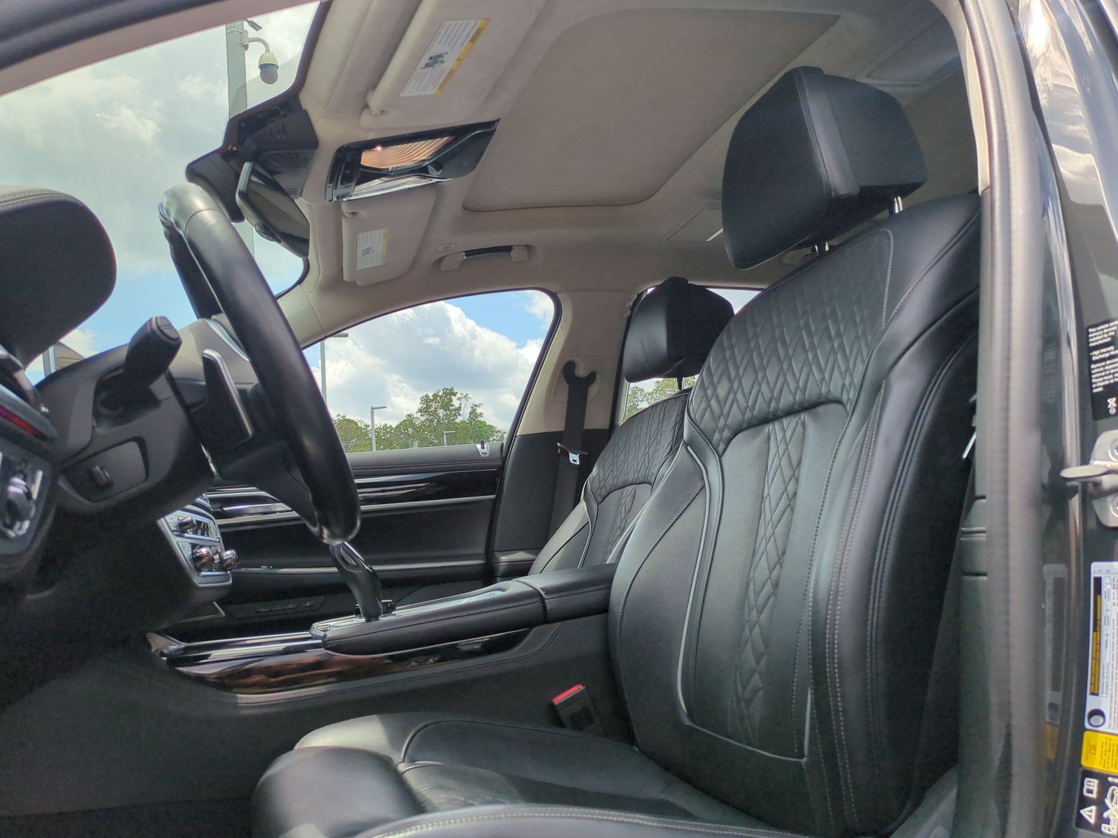 Used 2022 BMW M760i xDrive AWD/4WD image 16