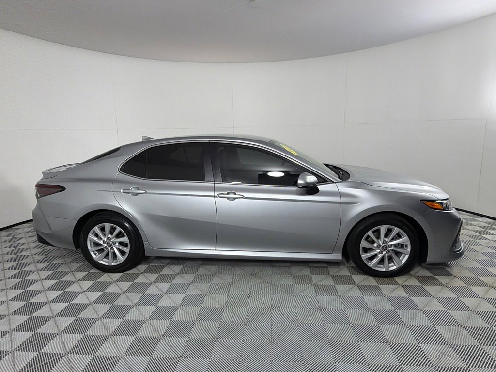 Used 2022 Toyota Camry LE FWD image 4