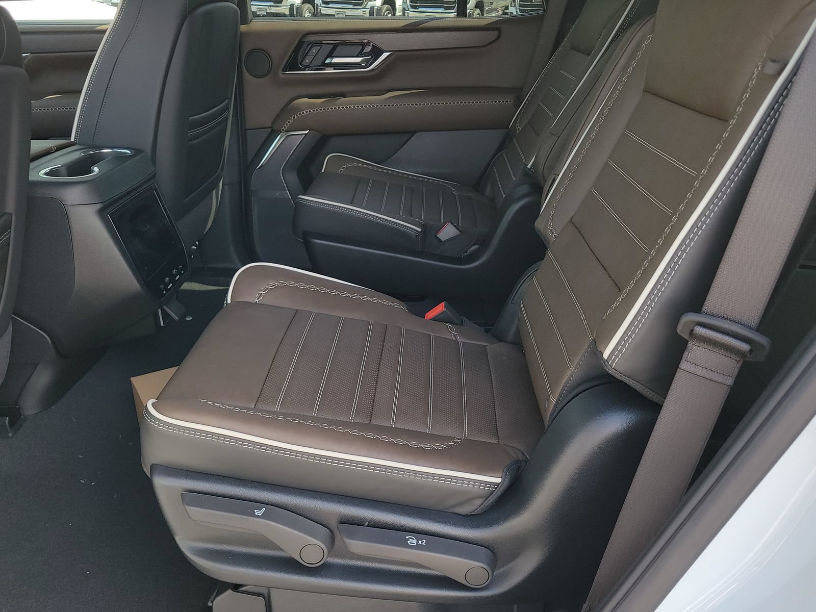 New 2026 GMC Yukon Denali Ultimate AWD/4WD image 7