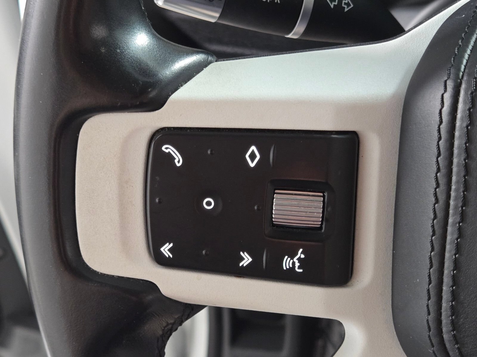 Used 2020 Land Rover Defender 110 HSE AWD/4WD image 25