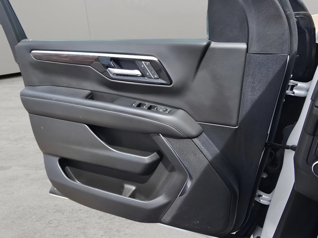 Used 2025 Chevrolet Suburban Z71 AWD/4WD image 21