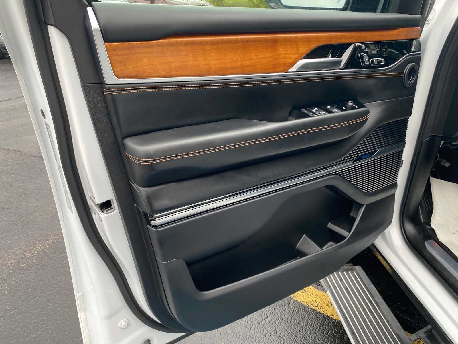 Used 2024 Jeep Grand Wagoneer L Series III w/ Rear Seat Video Group 1 AWD/4WD image 50