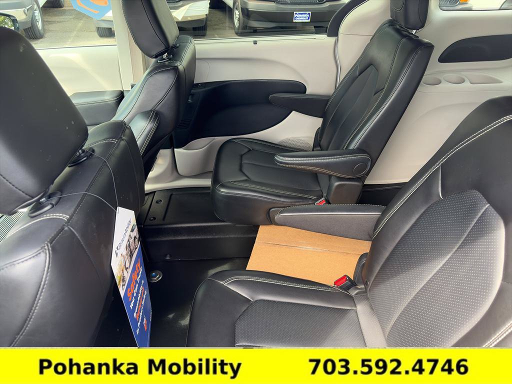 Used 2024 Chrysler Pacifica Touring-L FWD image 27