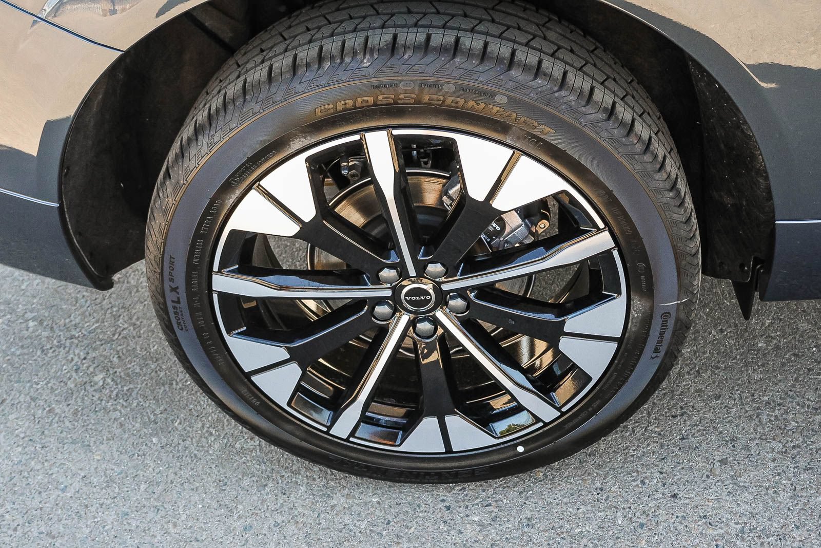 New 2026 Volvo XC60 B5 Plus w/ Climate Package AWD/4WD image 13