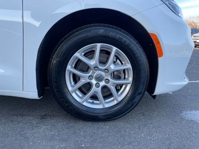 Used 2023 Chrysler Pacifica Touring-L FWD image 37