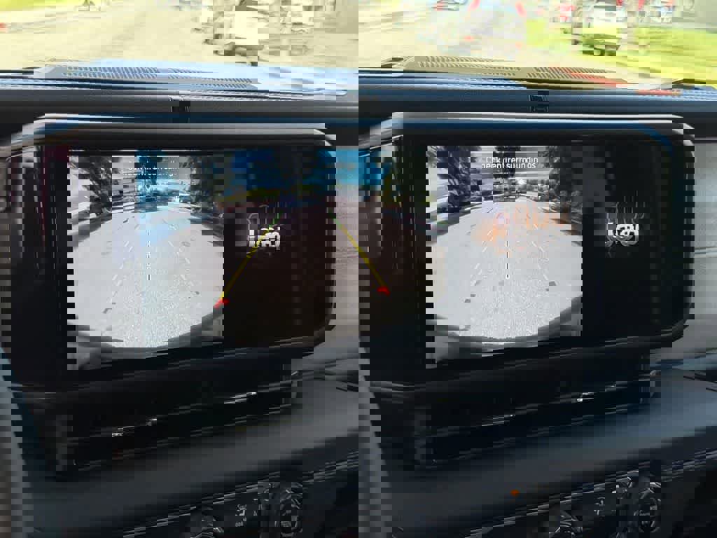 Used 2025 Jeep Wrangler Sahara image 18