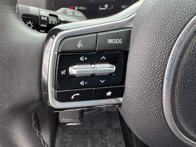 Used 2025 Kia Carnival SX w/ SX Dark Edition Package FWD image 25