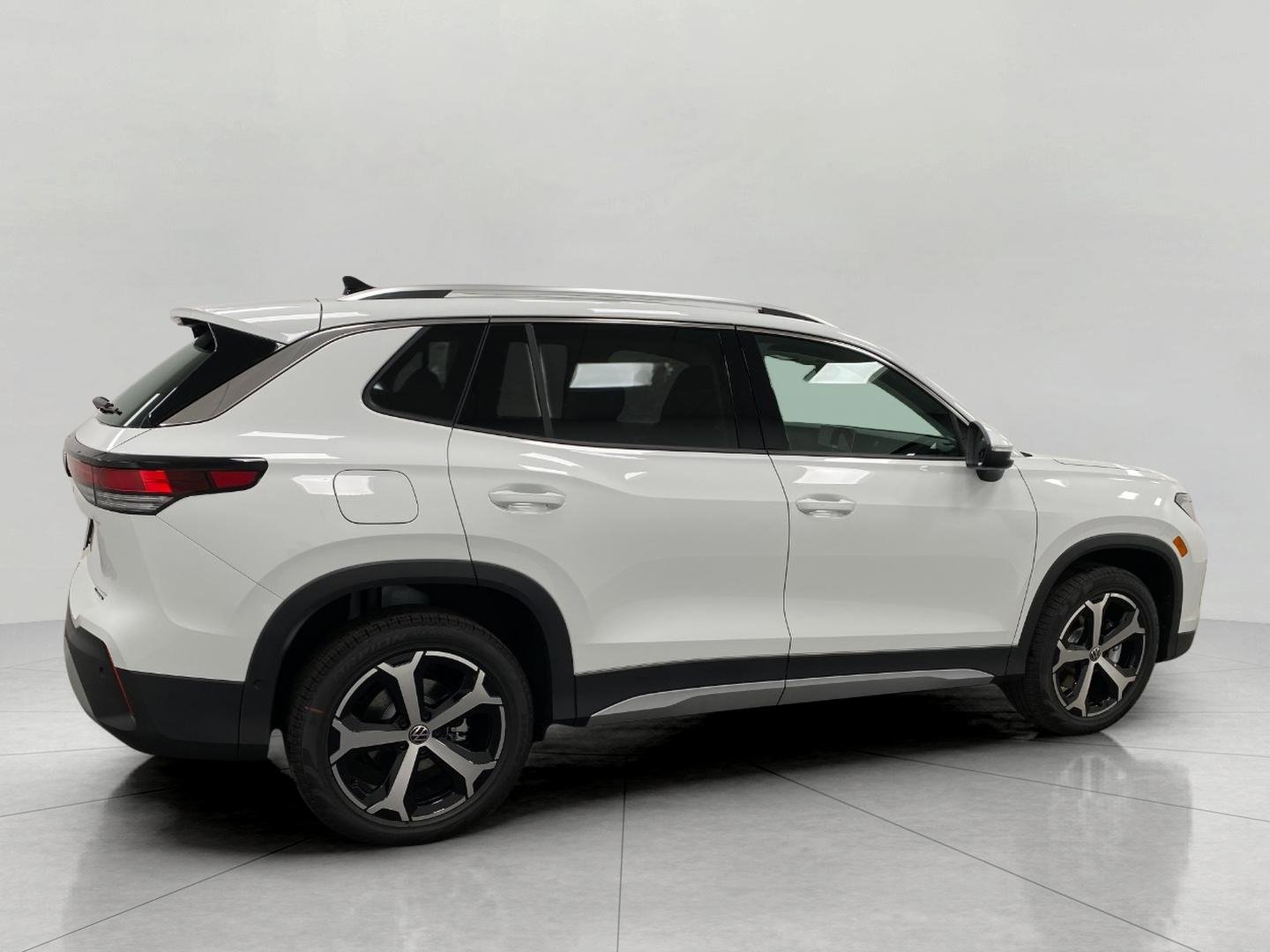 New 2026 Volkswagen Tiguan SE image 2