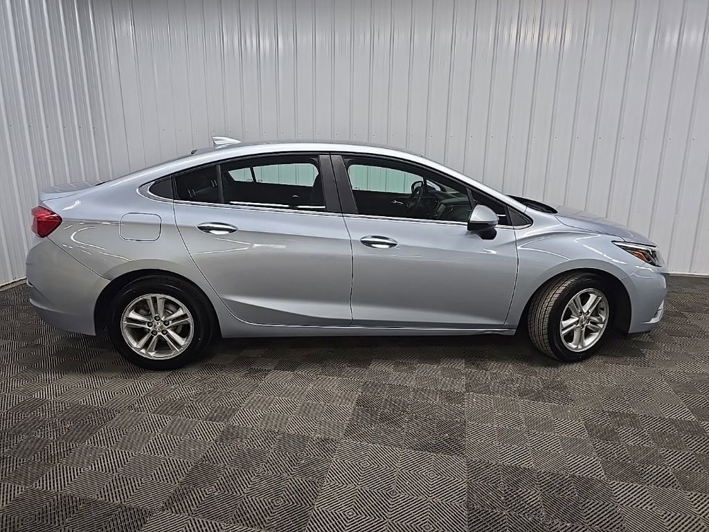 Used 2018 Chevrolet Cruze LT w/ Convenience Package image 2