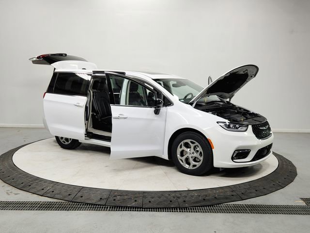 Used 2024 Chrysler Pacifica Limited image 9
