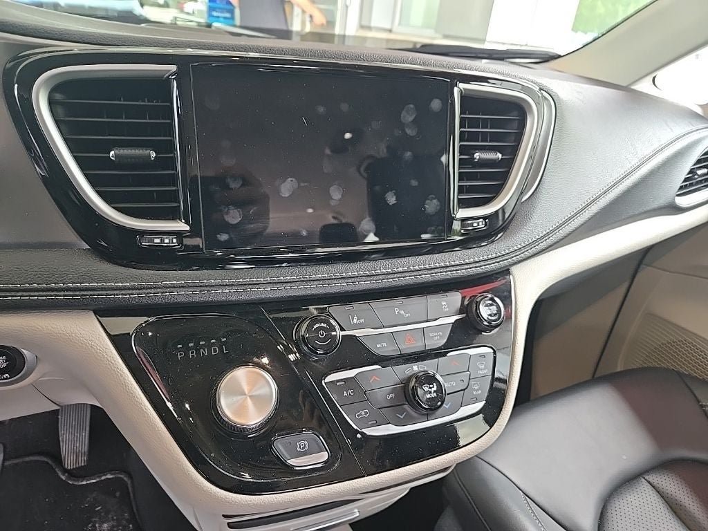 Used 2024 Chrysler Pacifica Limited FWD image 5