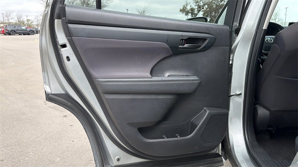 Used 2024 Toyota Highlander LE image 33