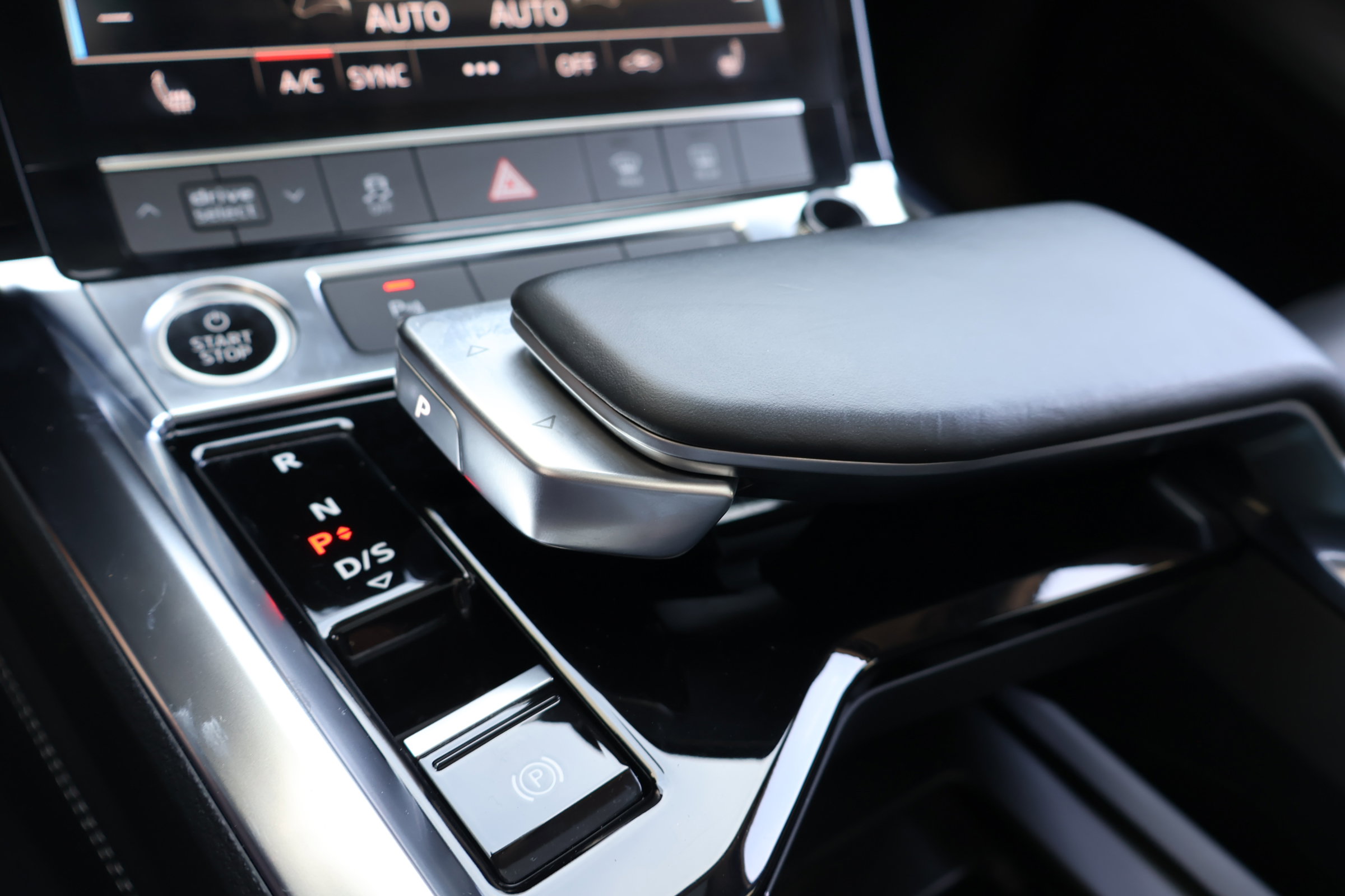 Used 2021 Audi e-tron Premium w/ Convenience Plus Package image 28