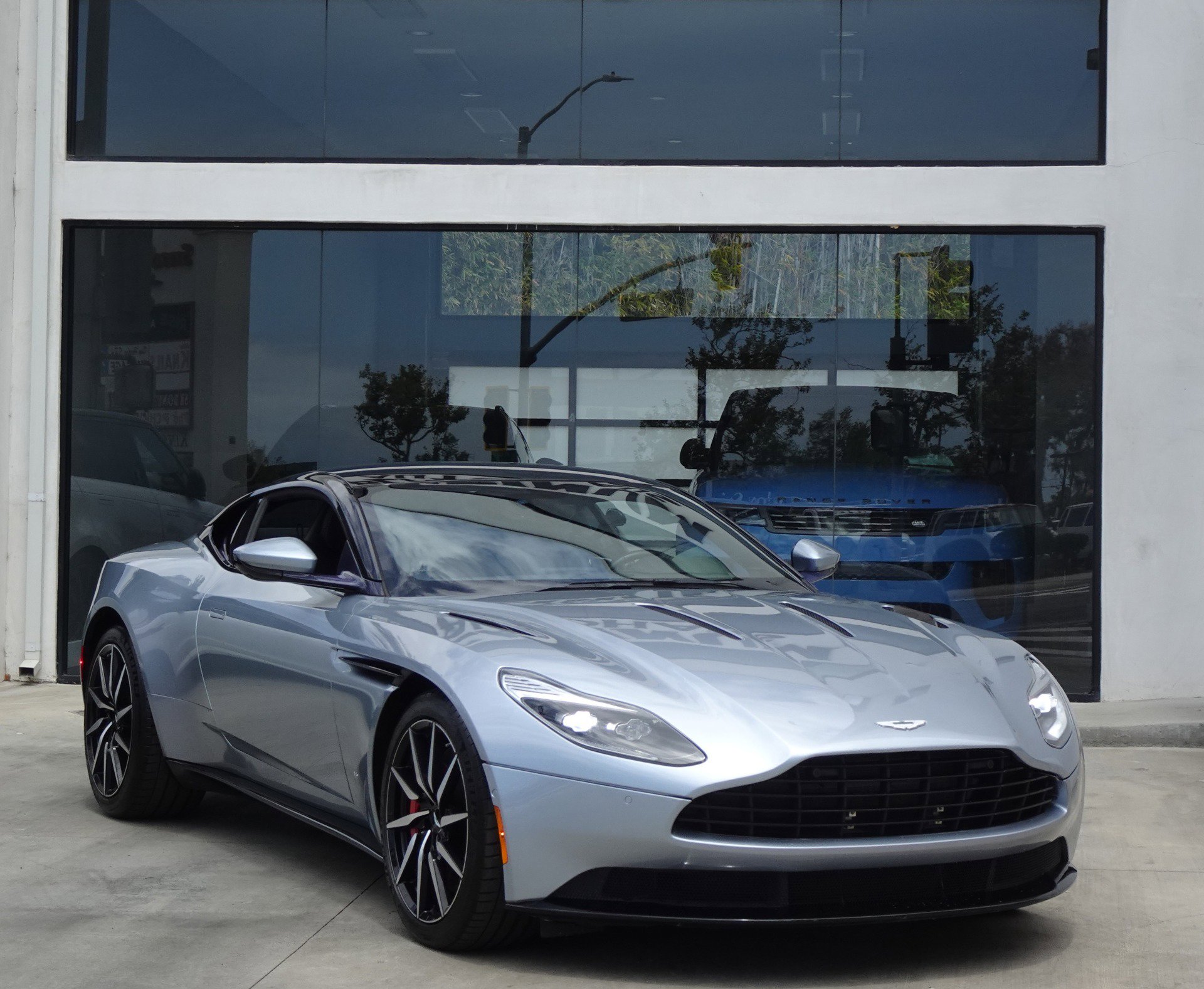 Used 2018 Aston Martin DB11 V12 RWD image 8