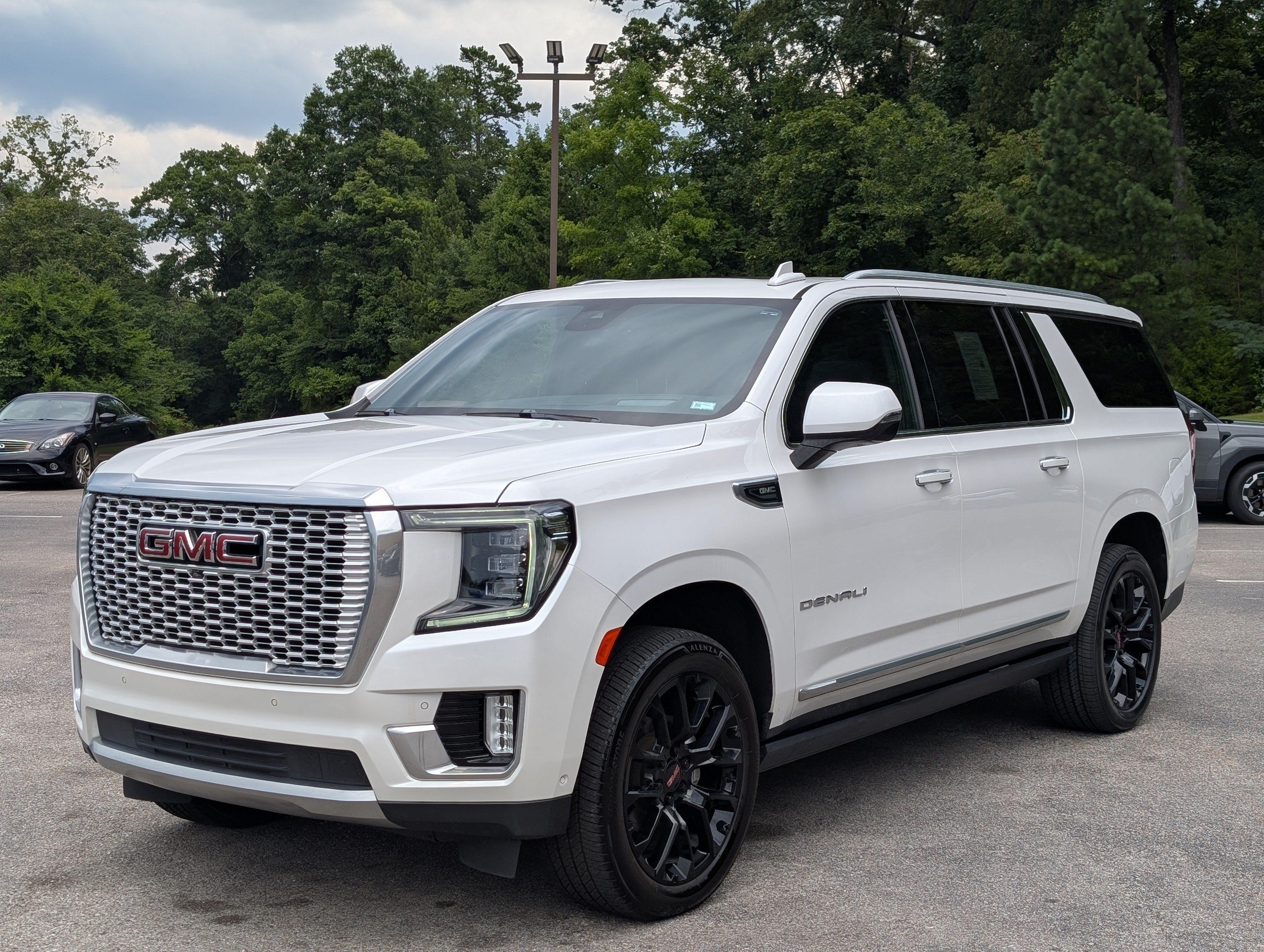 Used 2023 GMC Yukon XL Denali w/ Denali Reserve Package AWD/4WD image 5
